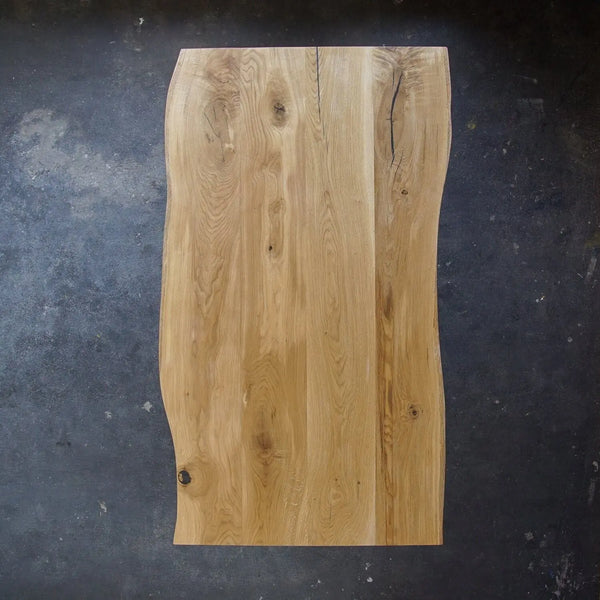 Eine organische Eichenholzplatte kann ebenfalls für den Esstisch modern gewählt werden