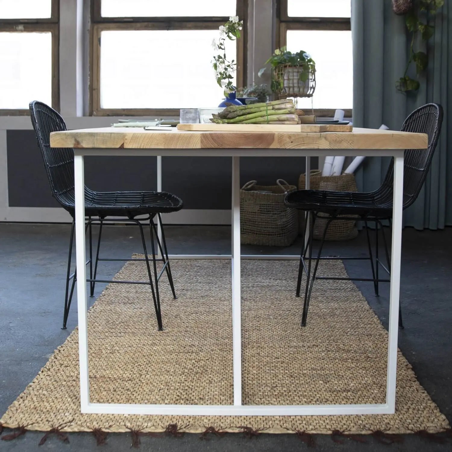 Designertisch Kiefer mit weißen Stahlstreben