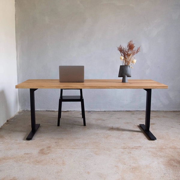 Höhenverstellbarer Schreibtisch mit einer anderen Tischplatte, dennoch aus Eiche