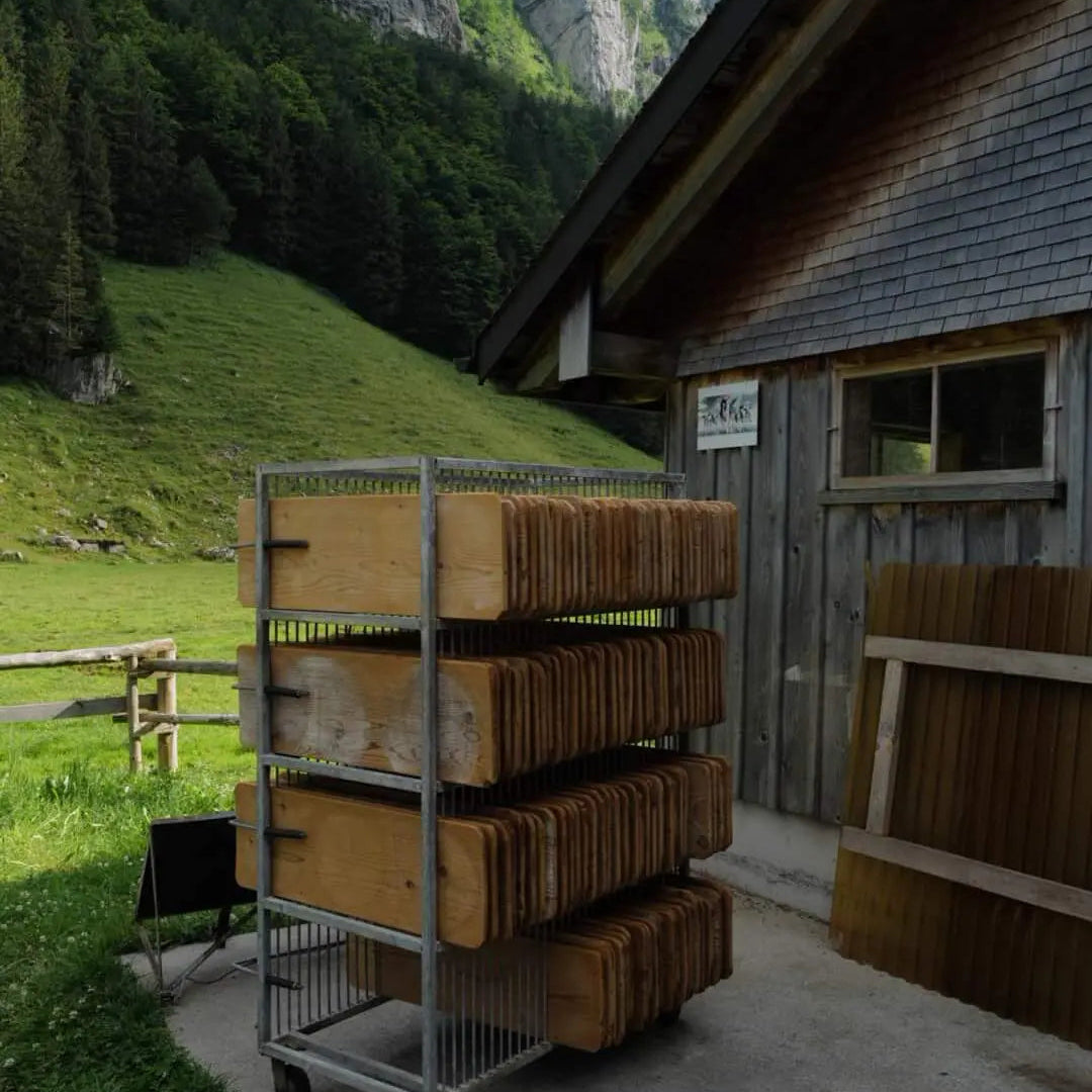 Außenansicht einer Käserei in der Schweiz mit Lagerbrettern für Käselaibe