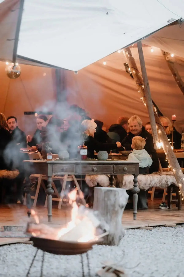 woodboom Woodcuisine bei Harzverbunden – Outdoor-Dinner mit Feuerstelle, Massivholztischen & Naturflair.